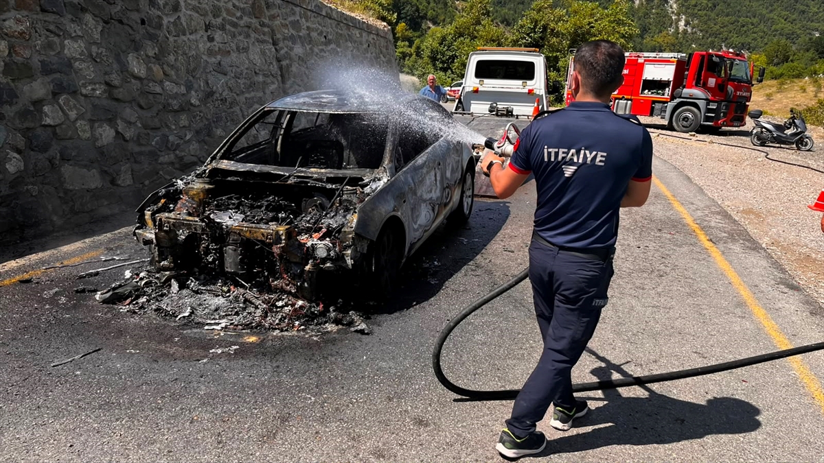 Sinop'ta seyir halindeyken yanan otomobil kullanılamaz hale geldi