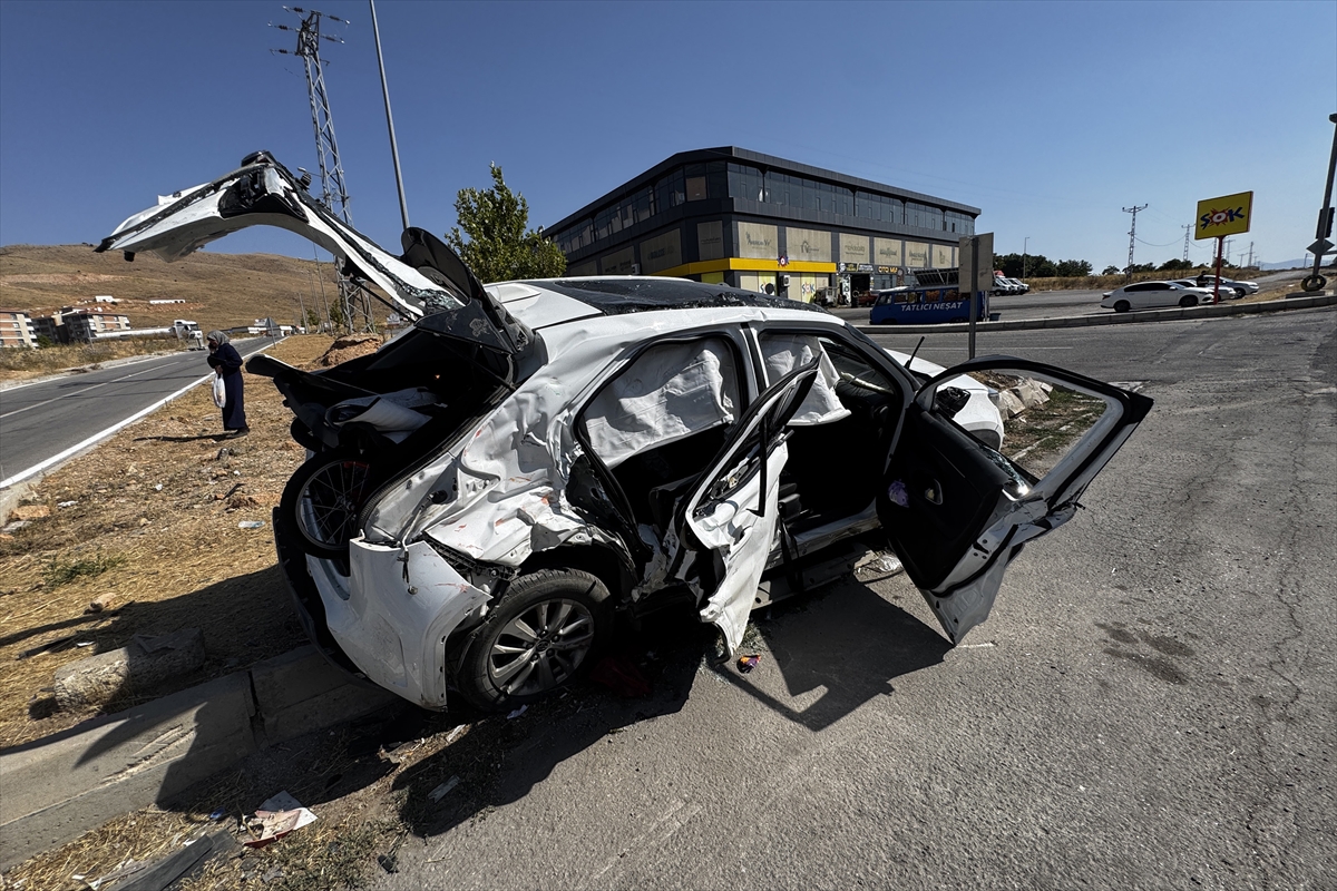 Elazığ'da trafik kazası: Tır ile otomobil çarpıştı, 4 yaralı