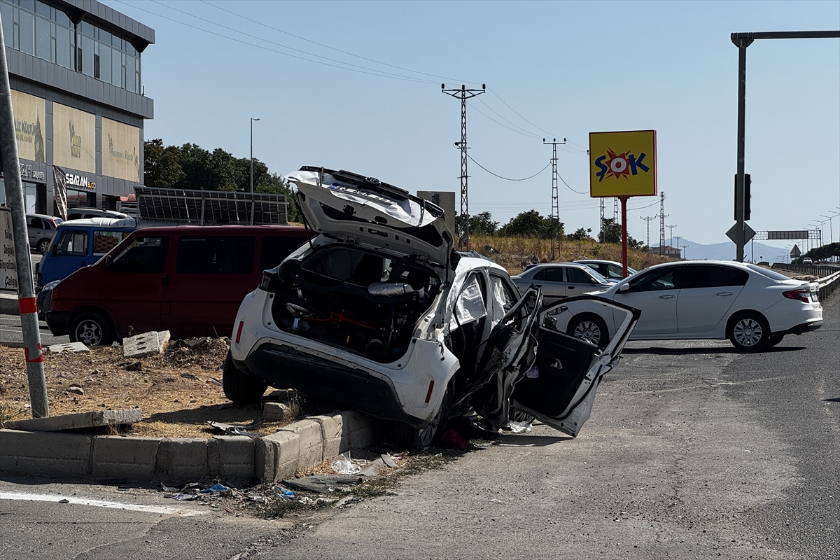 Elazığ'da trafik kazası: Tır ile otomobil çarpıştı, 4 yaralı