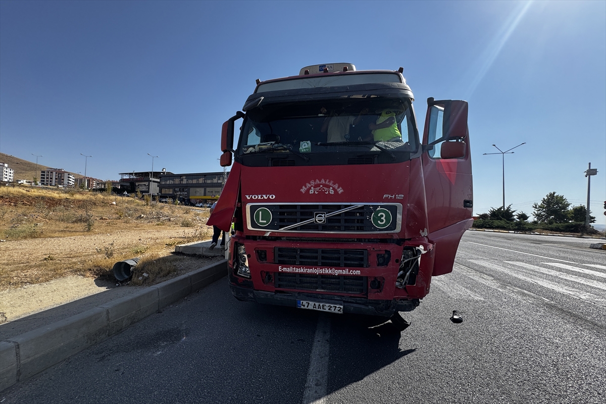 Elazığ'da trafik kazası: Tır ile otomobil çarpıştı, 4 yaralı