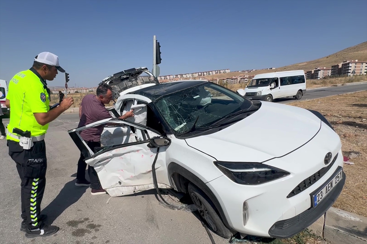 Elazığ'da trafik kazası: Tır ile otomobil çarpıştı, 4 yaralı