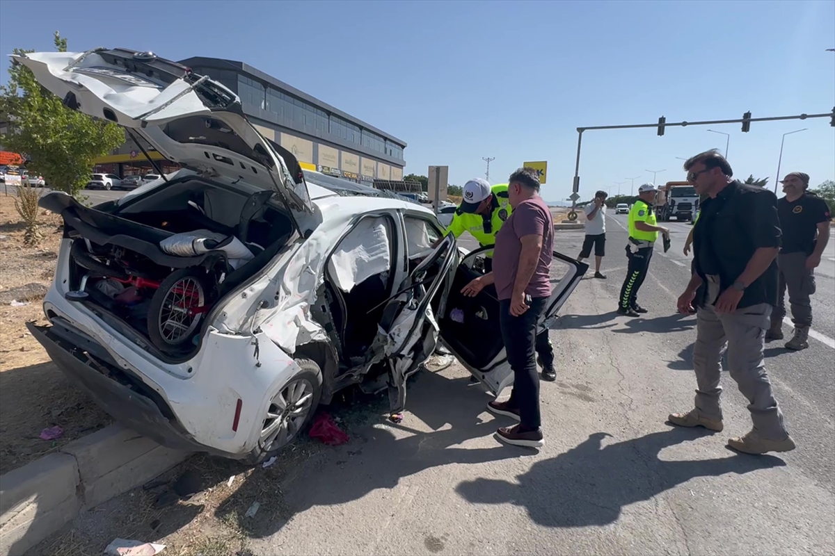 Elazığ'da trafik kazası: Tır ile otomobil çarpıştı, 4 yaralı
