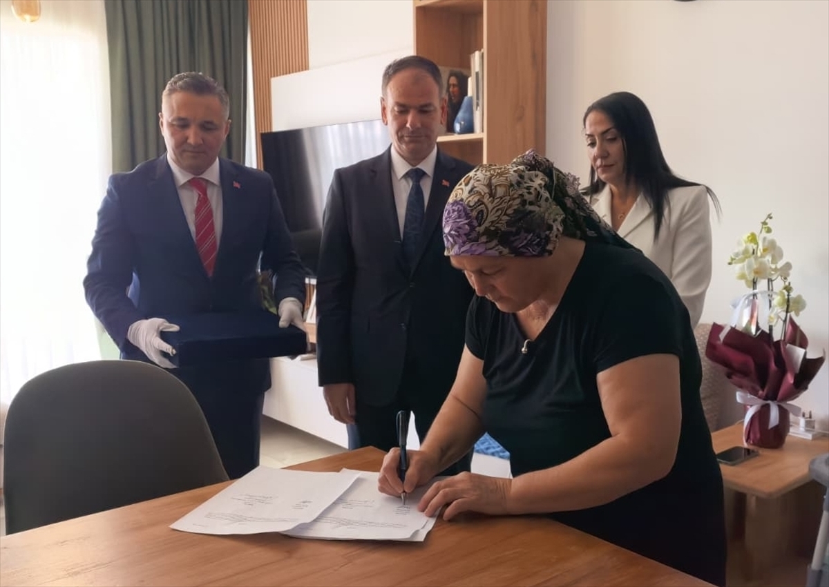 KKTC'deki 36 yıllık Türk bayrağı Türkiye'de onarılacak