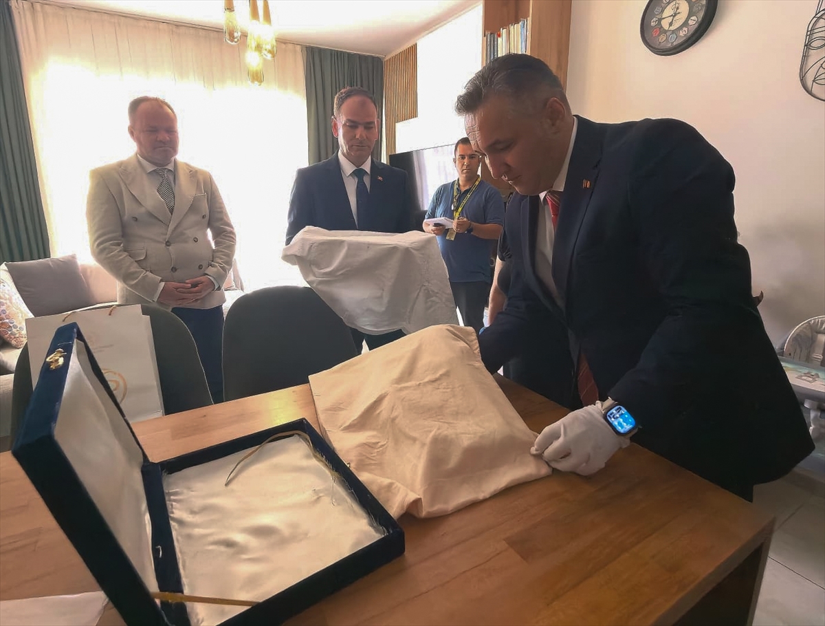 KKTC'deki 36 yıllık Türk bayrağı Türkiye'de onarılacak