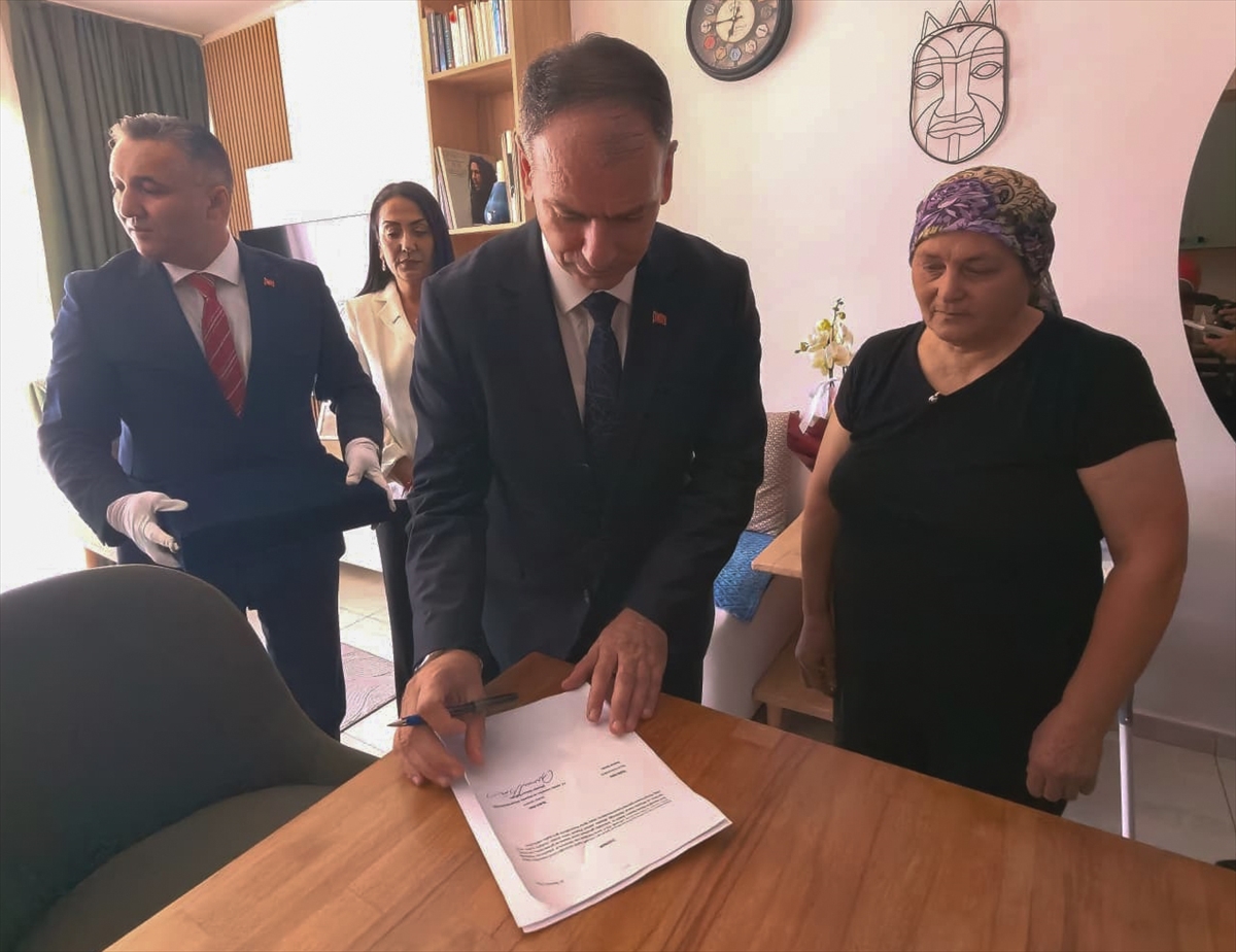 KKTC'deki 36 yıllık Türk bayrağı Türkiye'de onarılacak
