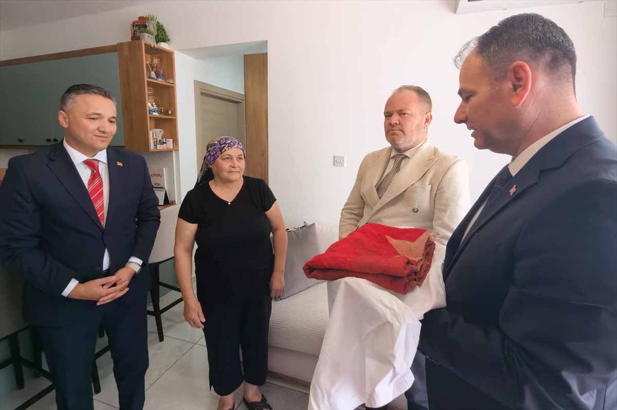 KKTC'deki 36 yıllık Türk bayrağı Türkiye'de onarılacak