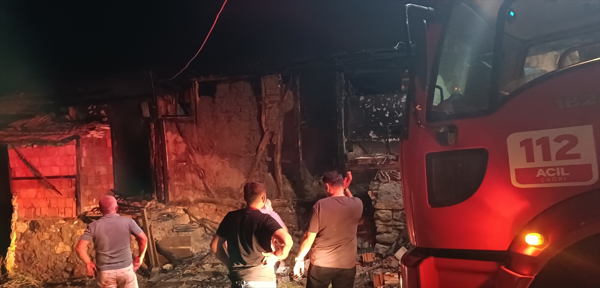 Çorum İskilip'te yangın: İki ev kullanılamaz hale geldi