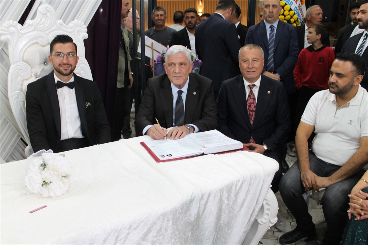 İYİ Parti Genel Başkanı Müsavat Dervişoğlu Afyonkarahisar'da nikah şahidi oldu