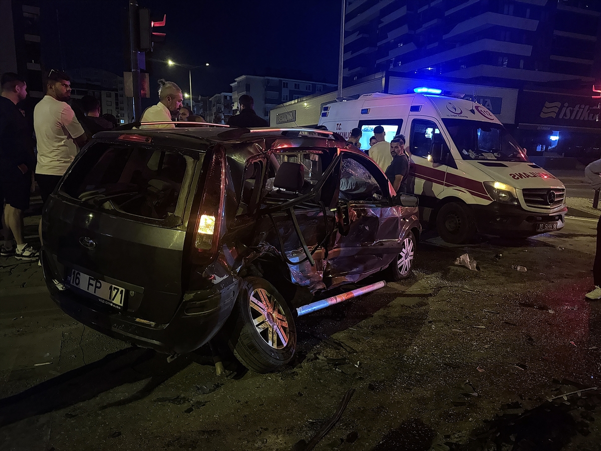 Bursa'da feci kaza: İki otomobil çarpıştı, 7 yaralı