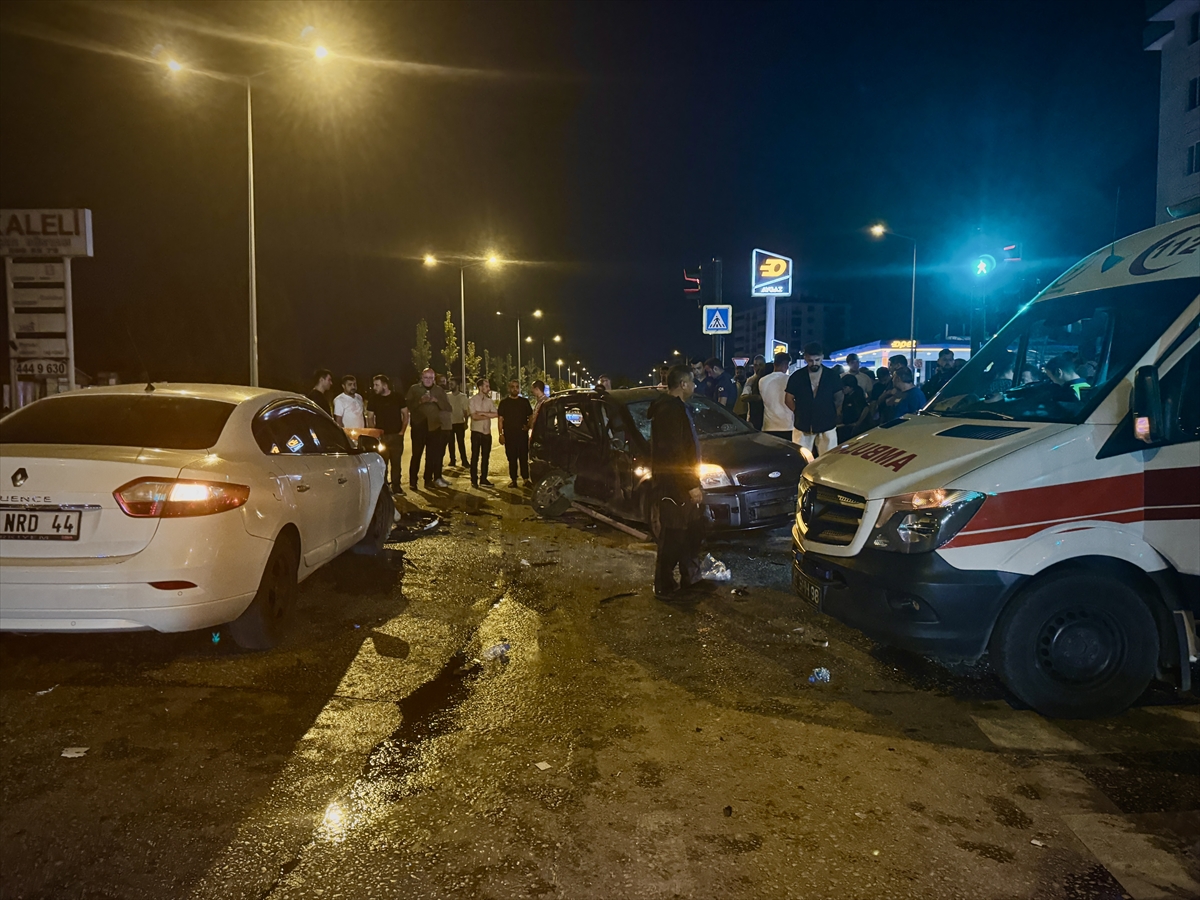 Bursa'da feci kaza: İki otomobil çarpıştı, 7 yaralı