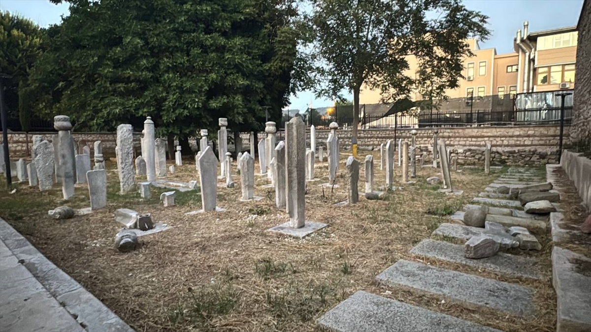 Fatih'teki tarihi hazirede 7 mezar taşı tahrip edildi: Şüpheli aranıyor