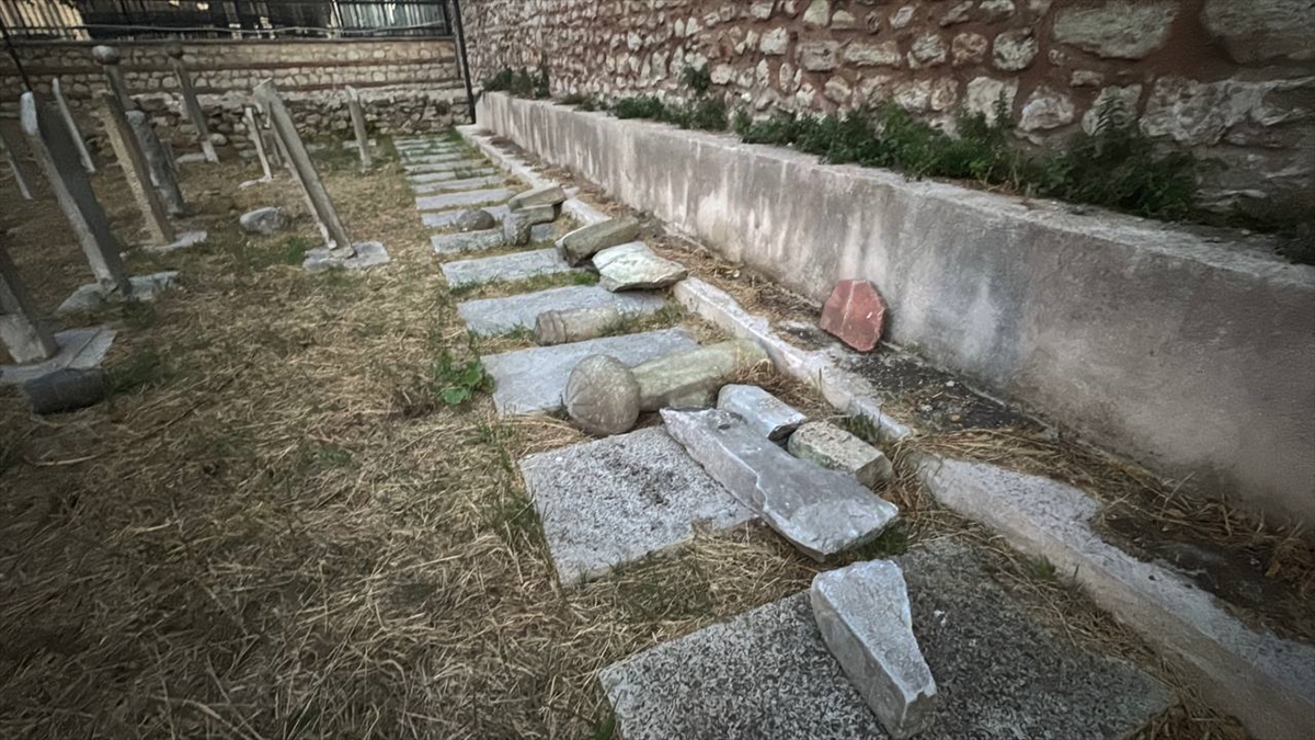 Fatih'teki tarihi hazirede 7 mezar taşı tahrip edildi: Şüpheli aranıyor