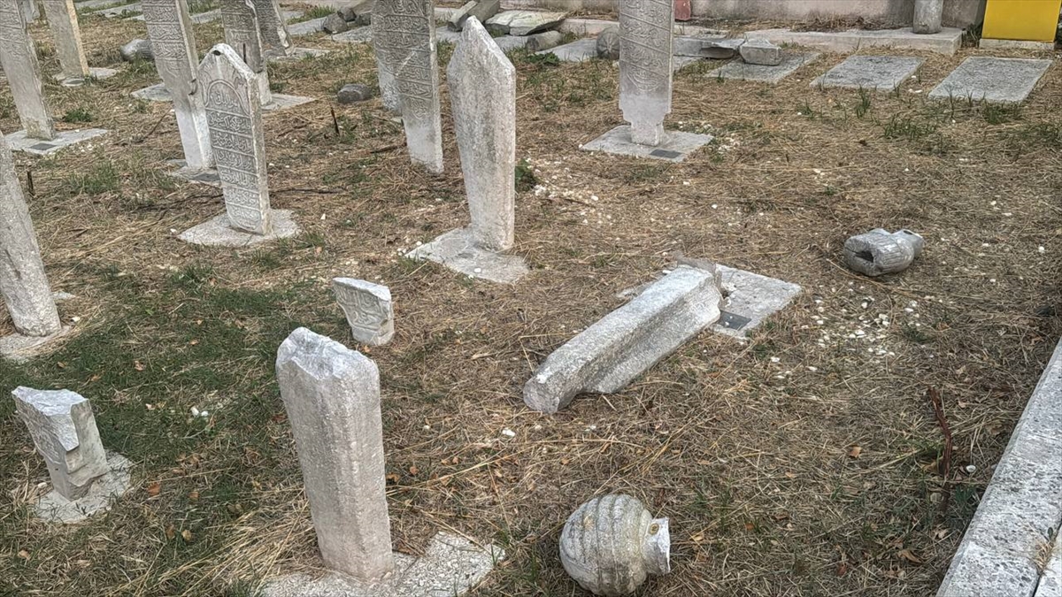 Fatih'teki tarihi hazirede 7 mezar taşı tahrip edildi: Şüpheli aranıyor