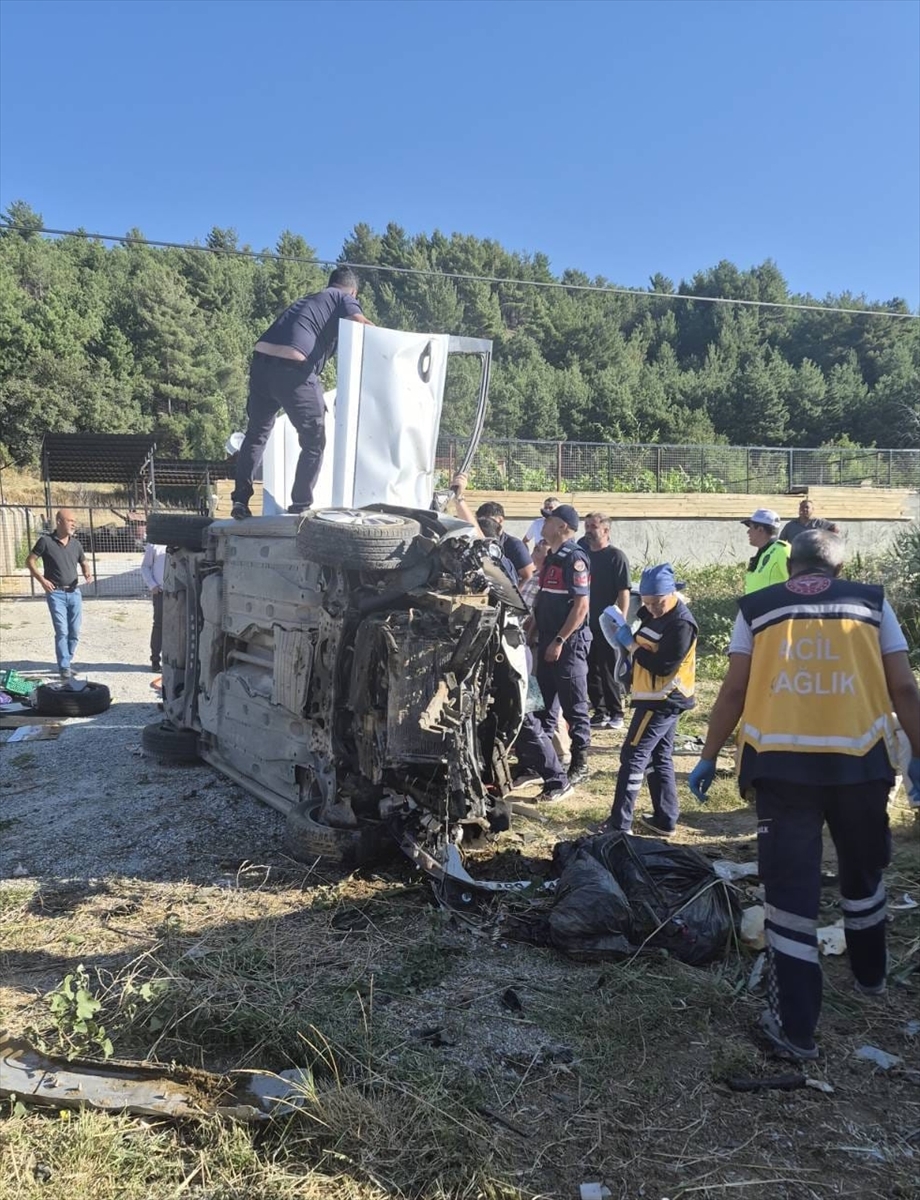 Uşak Banaz'da trafik kazası: Bir genç hayatını kaybetti, 3 yaralı