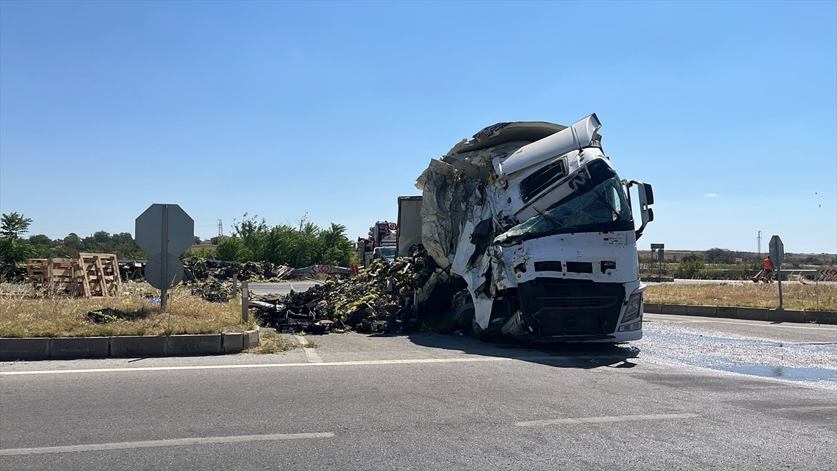 Edirne'de tır devrildi: Uzunköprü-Havsa yolu kapandı