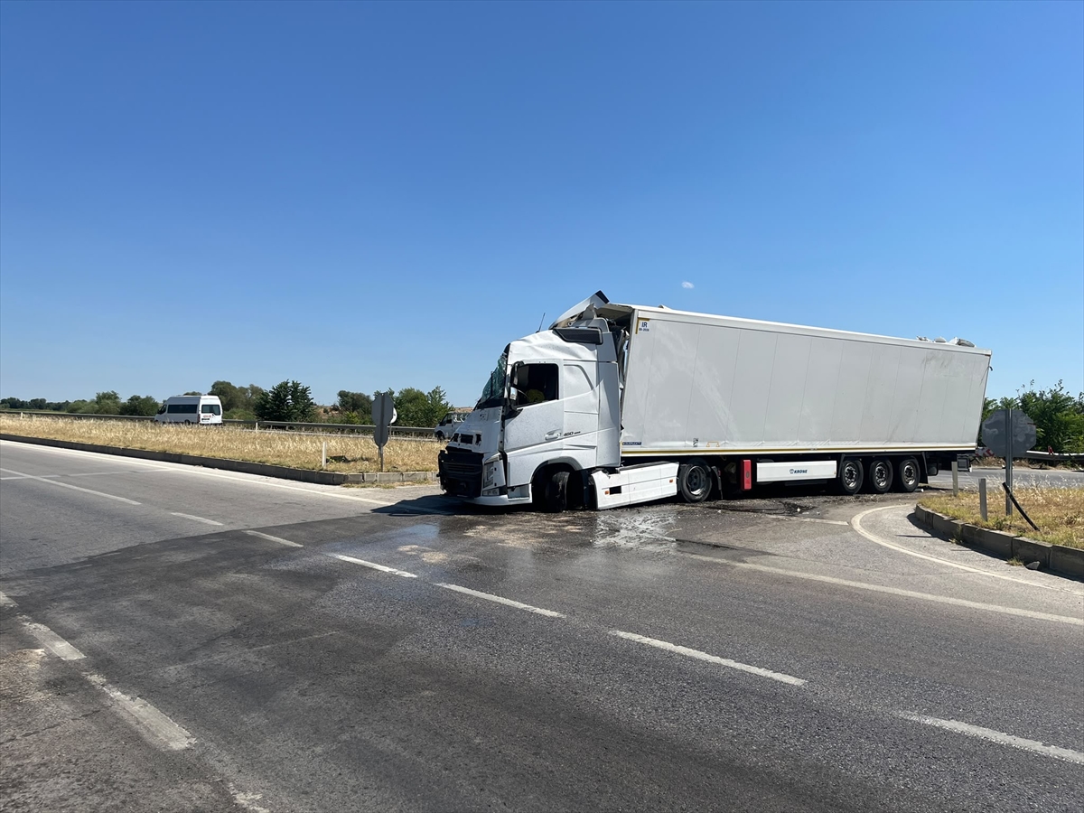 Edirne'de tır devrildi: Uzunköprü-Havsa yolu kapandı