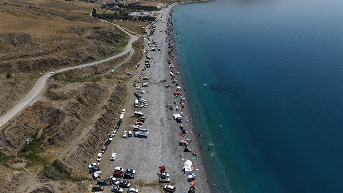 Van Gölü sahilleri: Hafta sonu tatilcilerin akınına uğradı