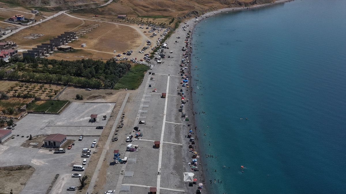 Van Gölü sahilleri: Hafta sonu tatilcilerin akınına uğradı