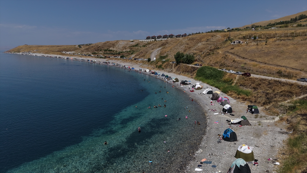 Van Gölü sahilleri: Hafta sonu tatilcilerin akınına uğradı
