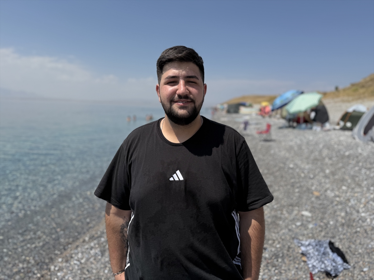 Van Gölü sahilleri: Hafta sonu tatilcilerin akınına uğradı
