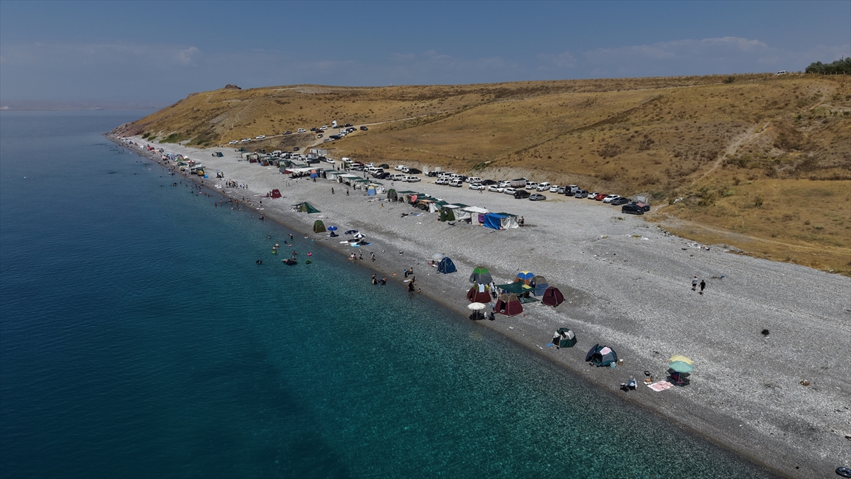 Van Gölü sahilleri: Hafta sonu tatilcilerin akınına uğradı