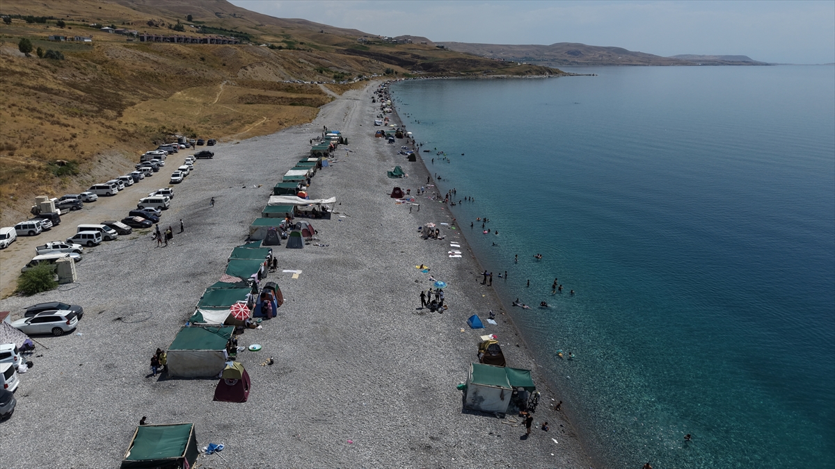 Van Gölü sahilleri: Hafta sonu tatilcilerin akınına uğradı