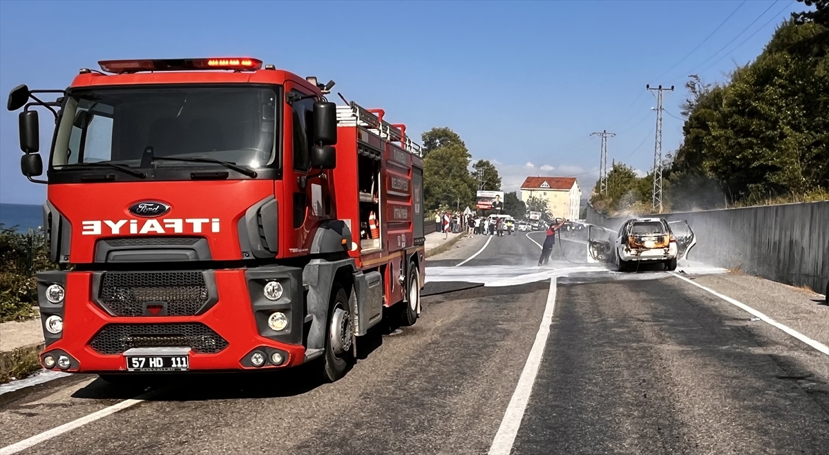 Sinop'ta seyir halindeki cip yandı: Kullanılamaz hale geldi