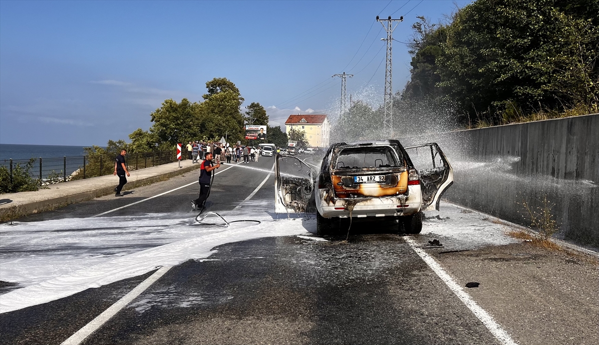 Sinop'ta seyir halindeki cip yandı: Kullanılamaz hale geldi