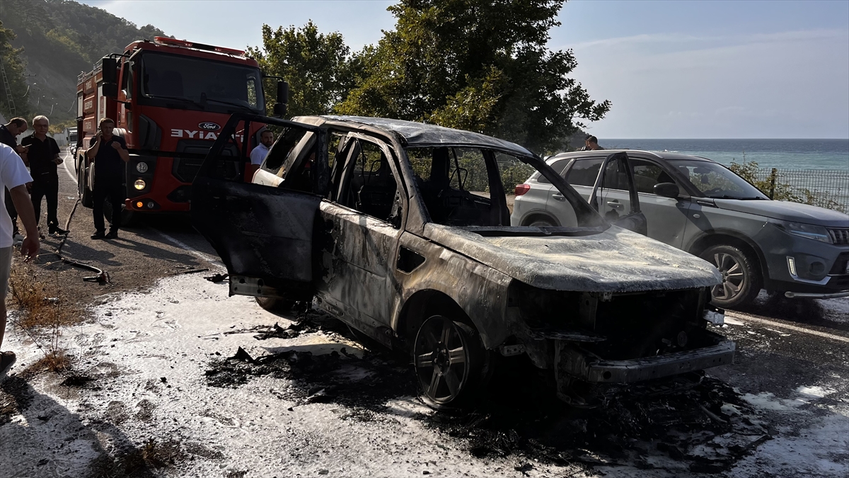 Sinop'ta seyir halindeki cip yandı: Kullanılamaz hale geldi