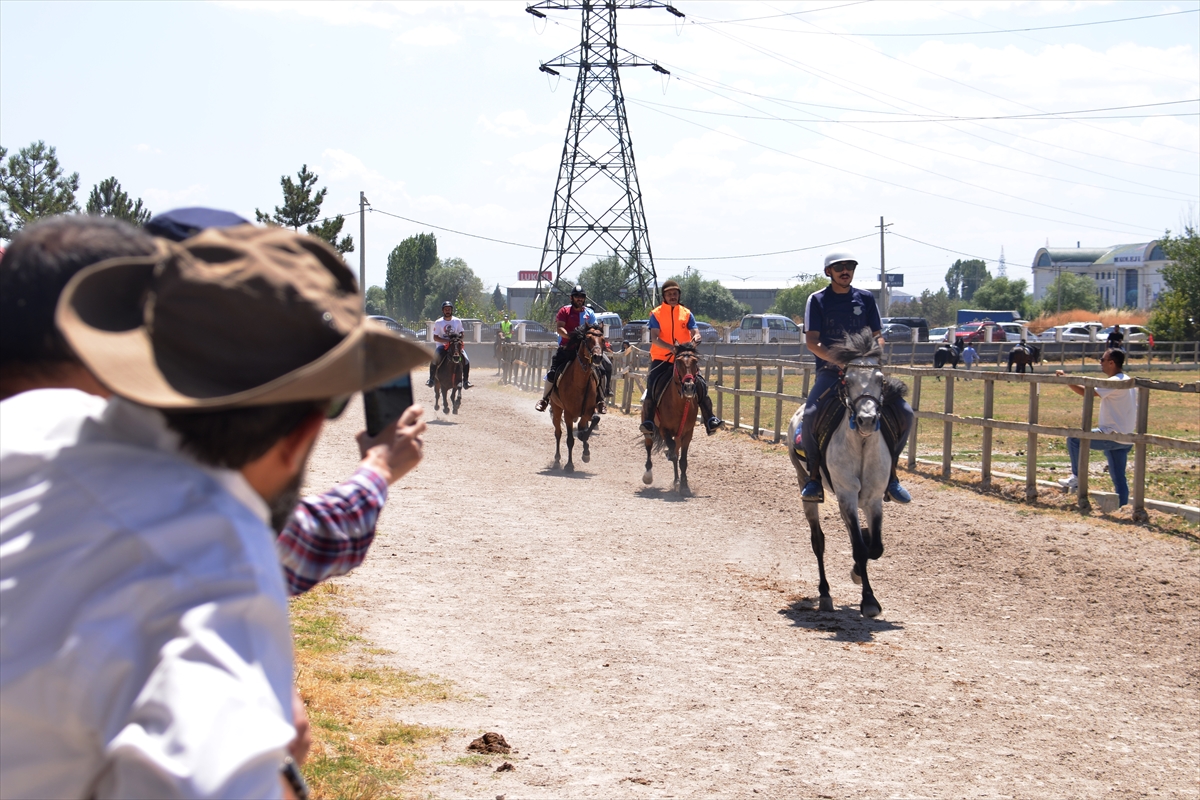 Kütahya'da Rahvan At Yarışları: Türkiye Şampiyonası İçin Mücadele