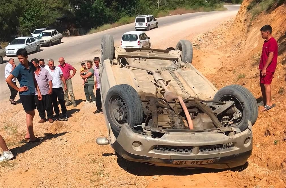 Adana'da trafik kazası: Otomobil devrildi, 6 kişi yaralandı