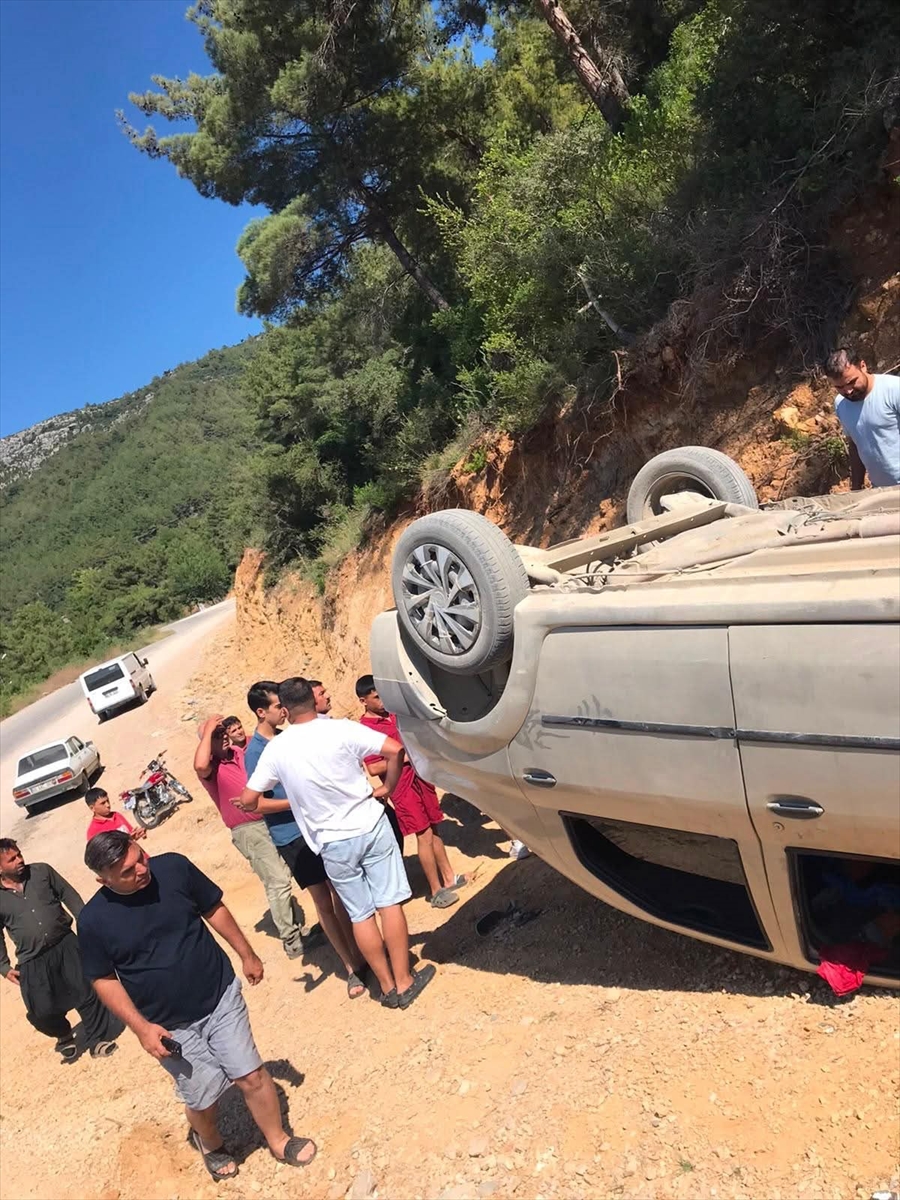 Adana'da trafik kazası: Otomobil devrildi, 6 kişi yaralandı