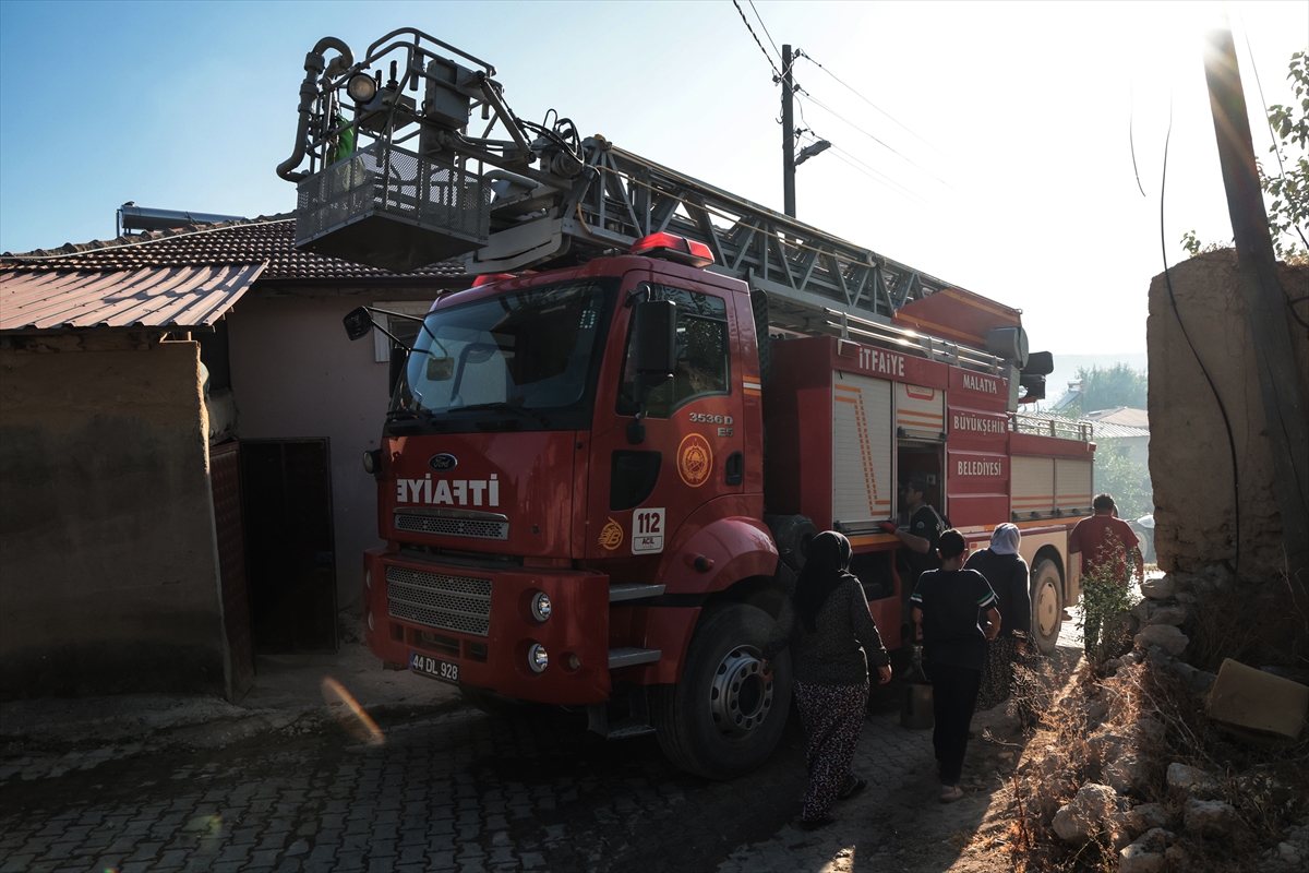 Malatya'da yerleşim alanına sıçrayan yangın söndürüldü