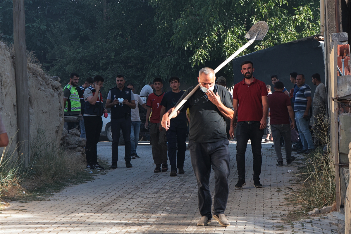 Malatya'da yerleşim alanına sıçrayan yangın söndürüldü