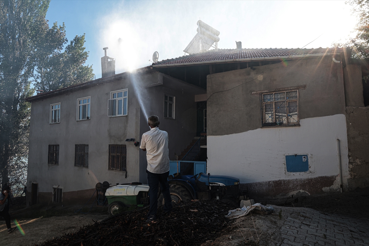Malatya'da yerleşim alanına sıçrayan yangın söndürüldü