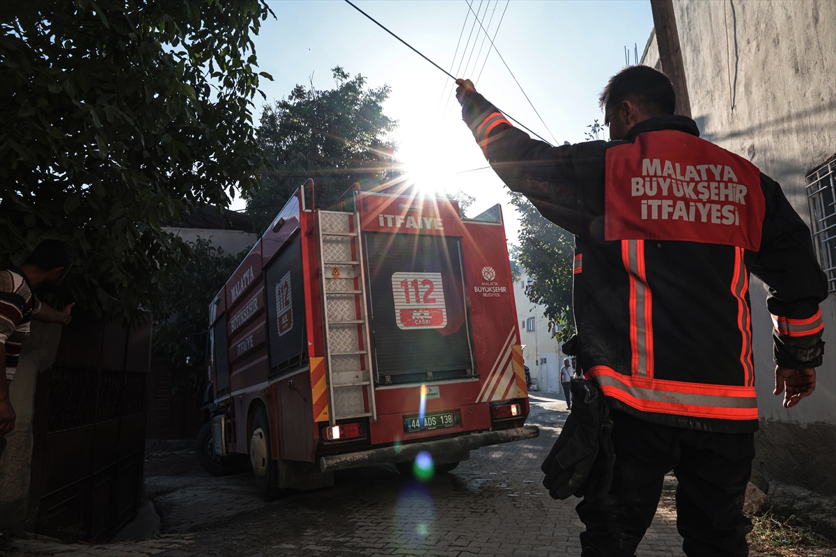 Malatya'da yerleşim alanına sıçrayan yangın söndürüldü