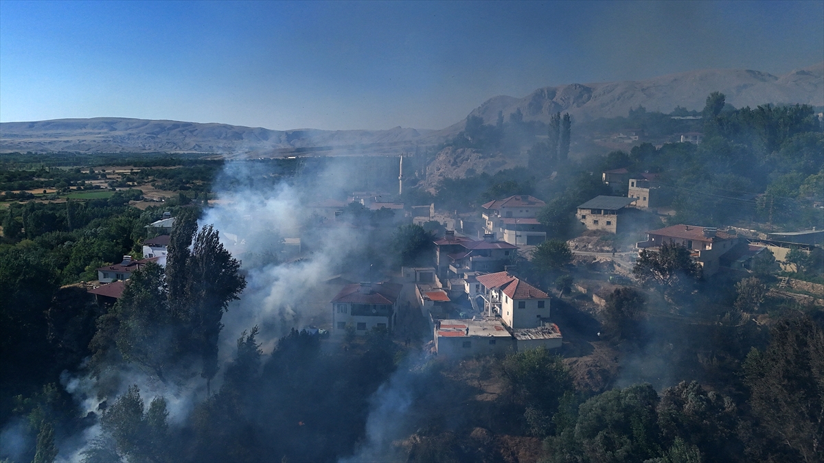 Malatya'da yerleşim alanına sıçrayan yangın söndürüldü