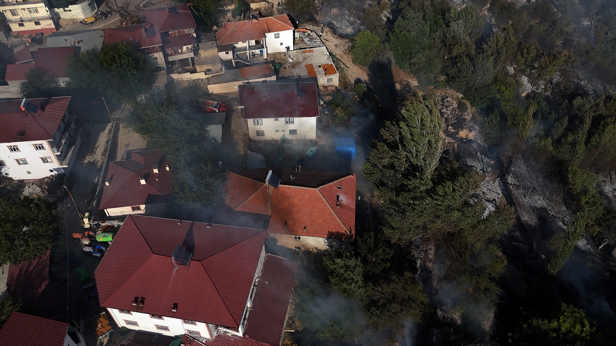 Malatya'da yerleşim alanına sıçrayan yangın söndürüldü