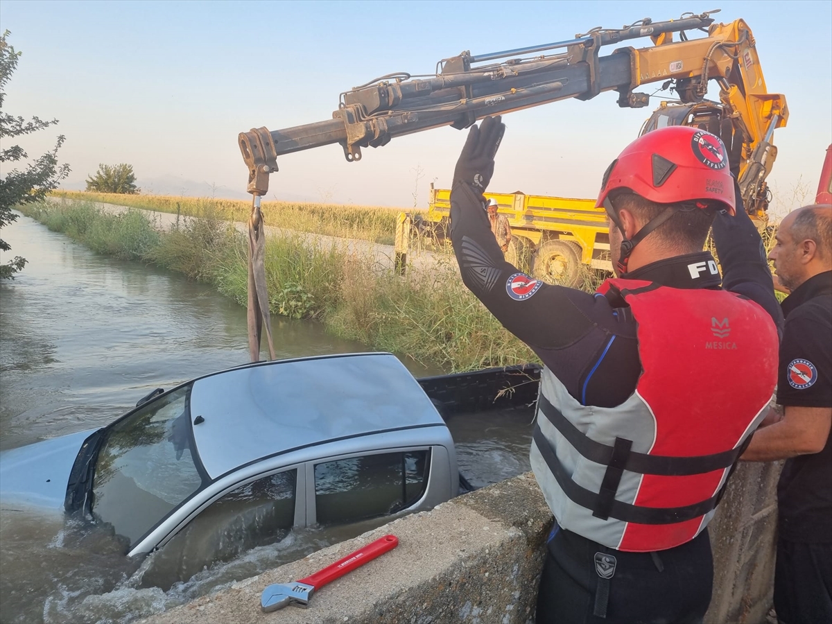 Diyarbakır'da su kanalına düşen pikabın sürücüsü yaralandı