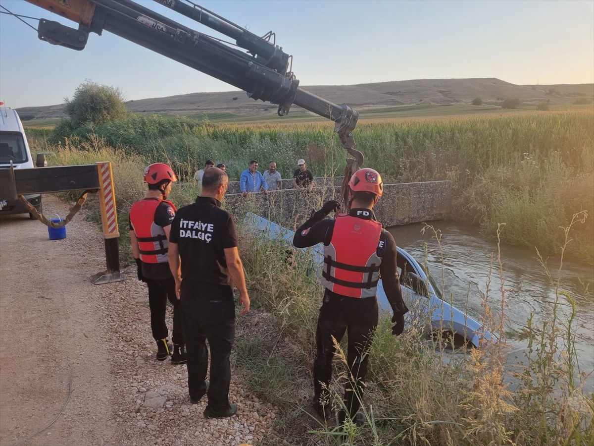 Diyarbakır'da su kanalına düşen pikabın sürücüsü yaralandı
