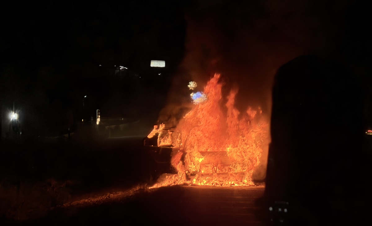 Konya-Ankara yolunda otomobil yangını: Araç kullanılamaz oldu