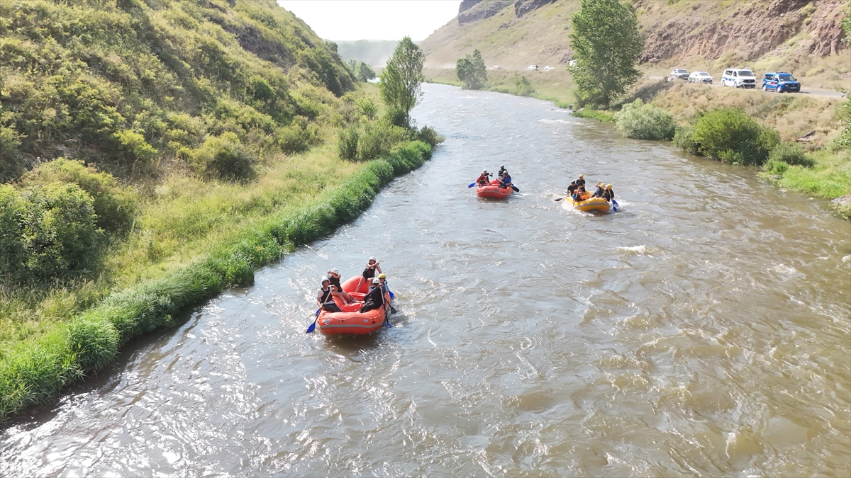 Vali Polat: Kars'ta çöplük alanı rafting kampına dönüştü