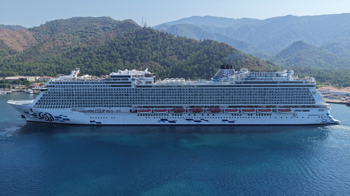 Aroya kruvaziyeri Marmaris'e 3 bin 633 turist getirdi
