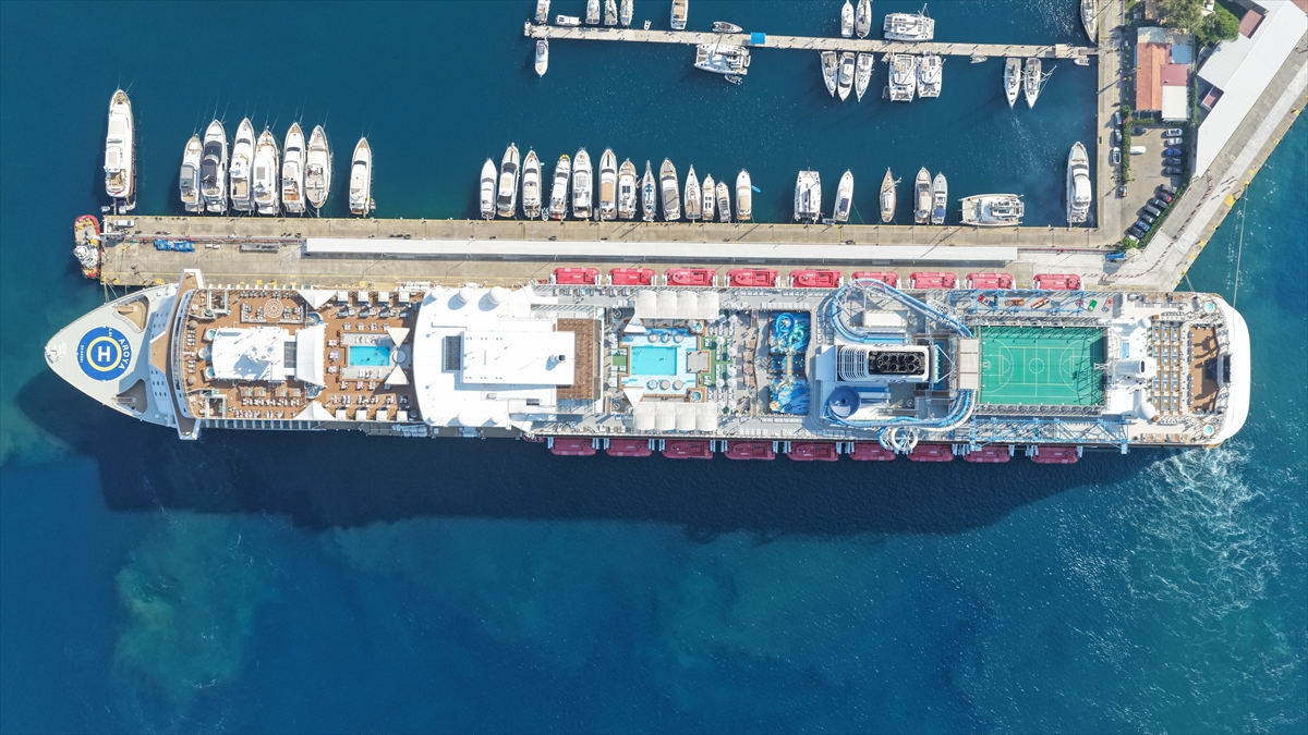 Aroya kruvaziyeri Marmaris'e 3 bin 633 turist getirdi