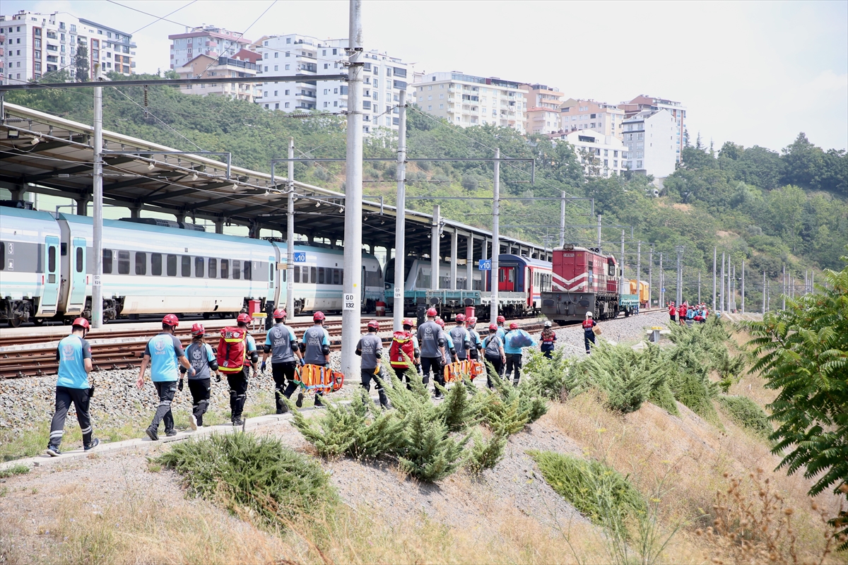 Kocaeli'de 3 ilden ekiplerin katılımıyla hızlı tren kazası tatbikatı yapıldı