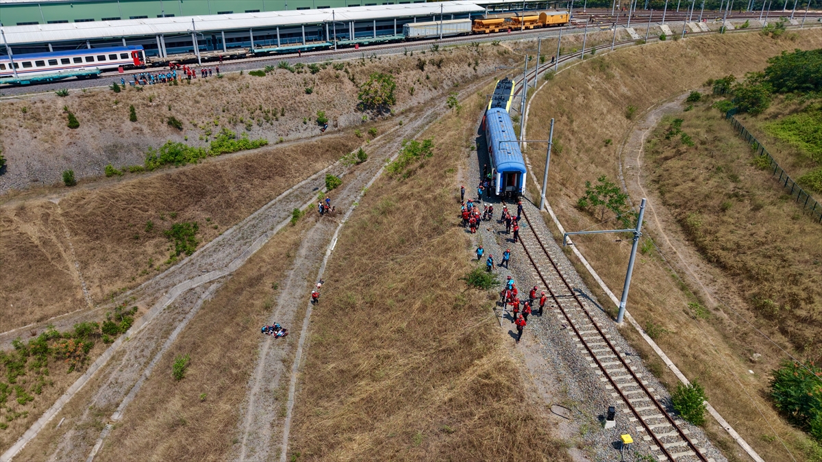 Kocaeli'de 3 ilden ekiplerin katılımıyla hızlı tren kazası tatbikatı yapıldı