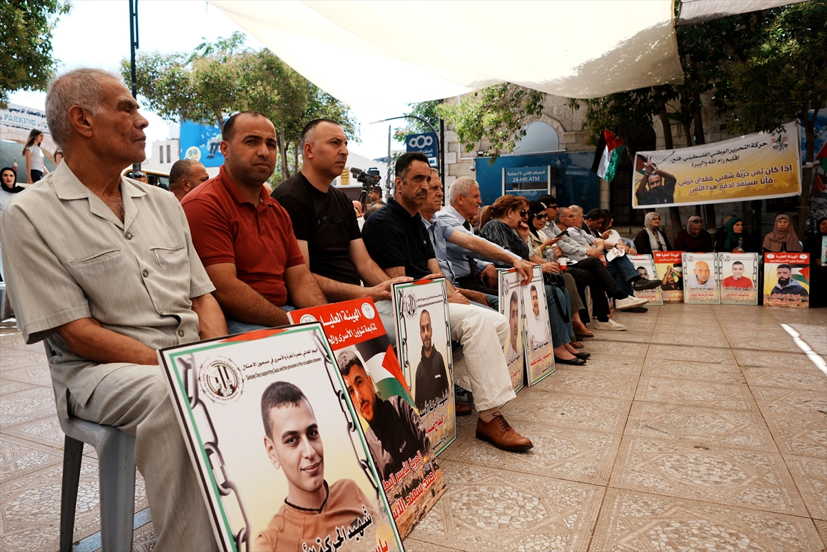 Filistinliler: Gazze ve esirler için Batı Şeria'da gösteri