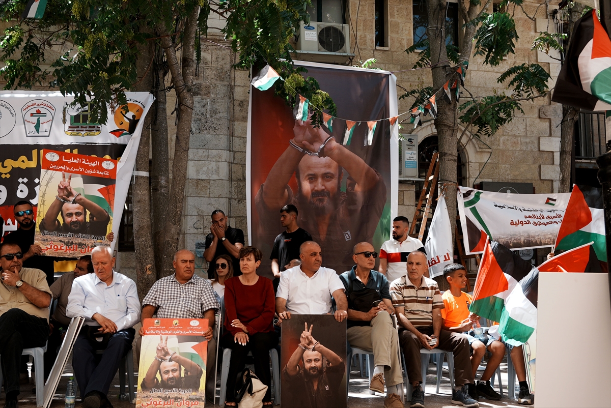 Filistinliler: Gazze ve esirler için Batı Şeria'da gösteri