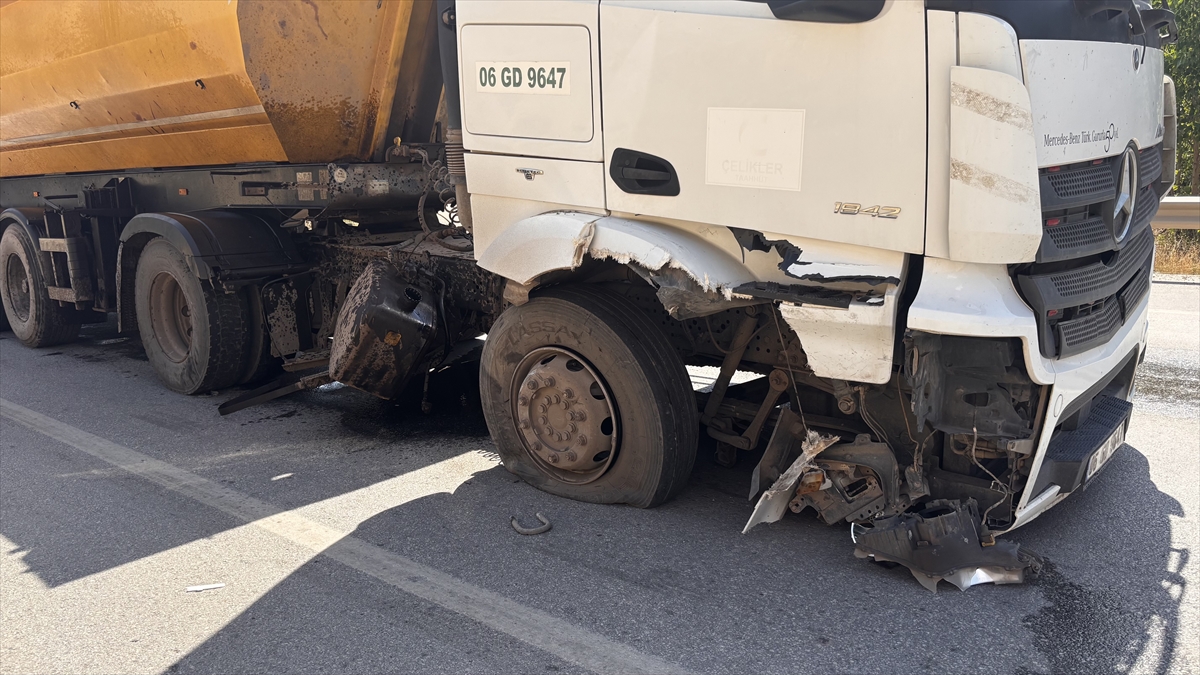 Kütahya'da Tır ve Otomobil Çarpıştı: 4 Yaralı Hastaneye Kaldırıldı