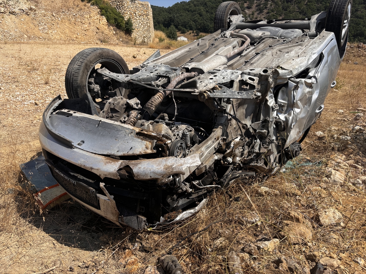 Tavşanlı'da trafik kazası: Otomobil kamyonla çarpıştı, 4 yaralı
